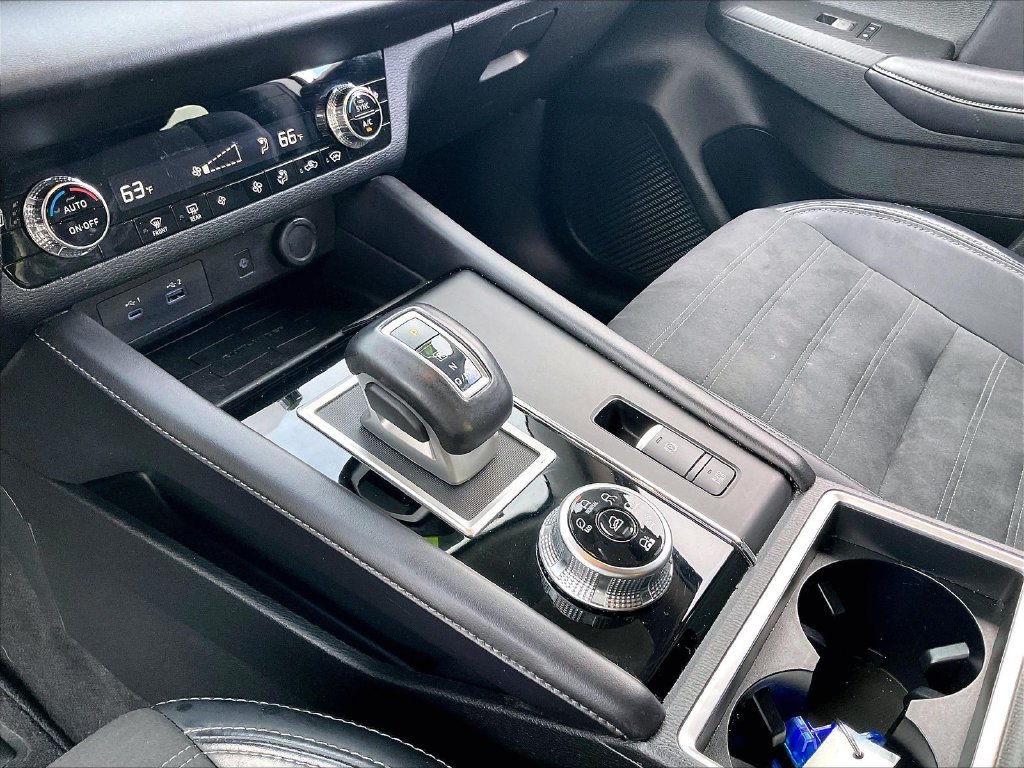 Used 2024 Silver Mitsubishi SE image 20