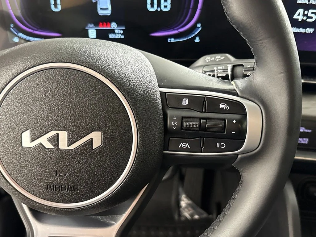 Used 2025 White Kia X-Line image 30