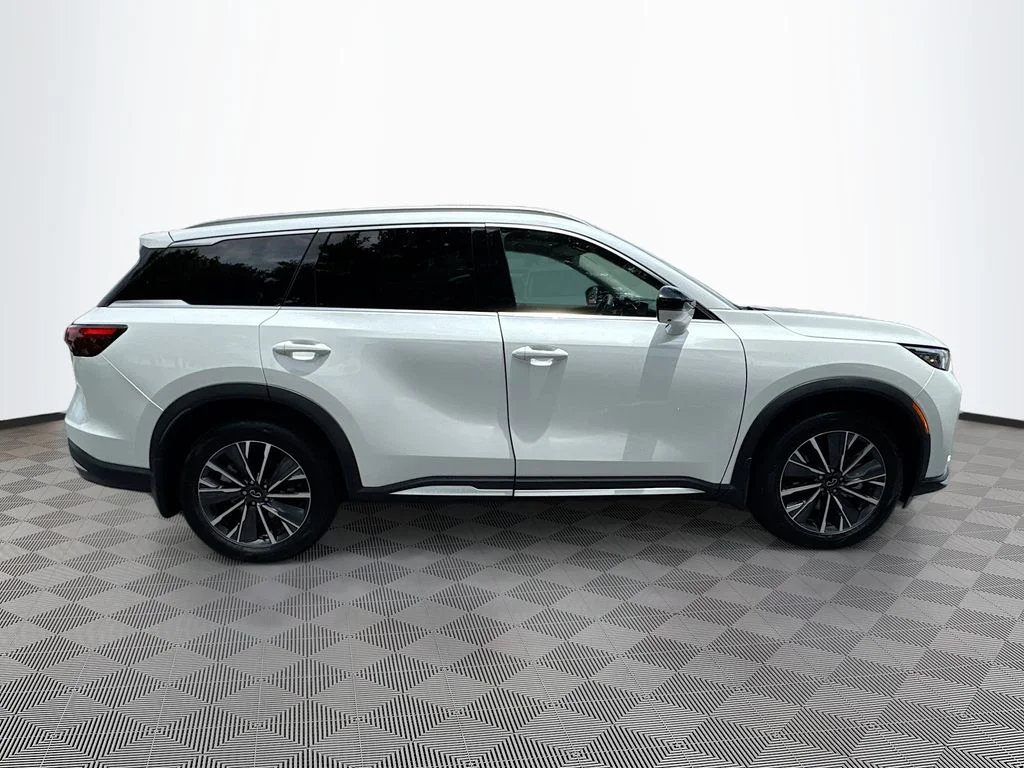 Certified Used 2026 White INFINITI LUXE image 5