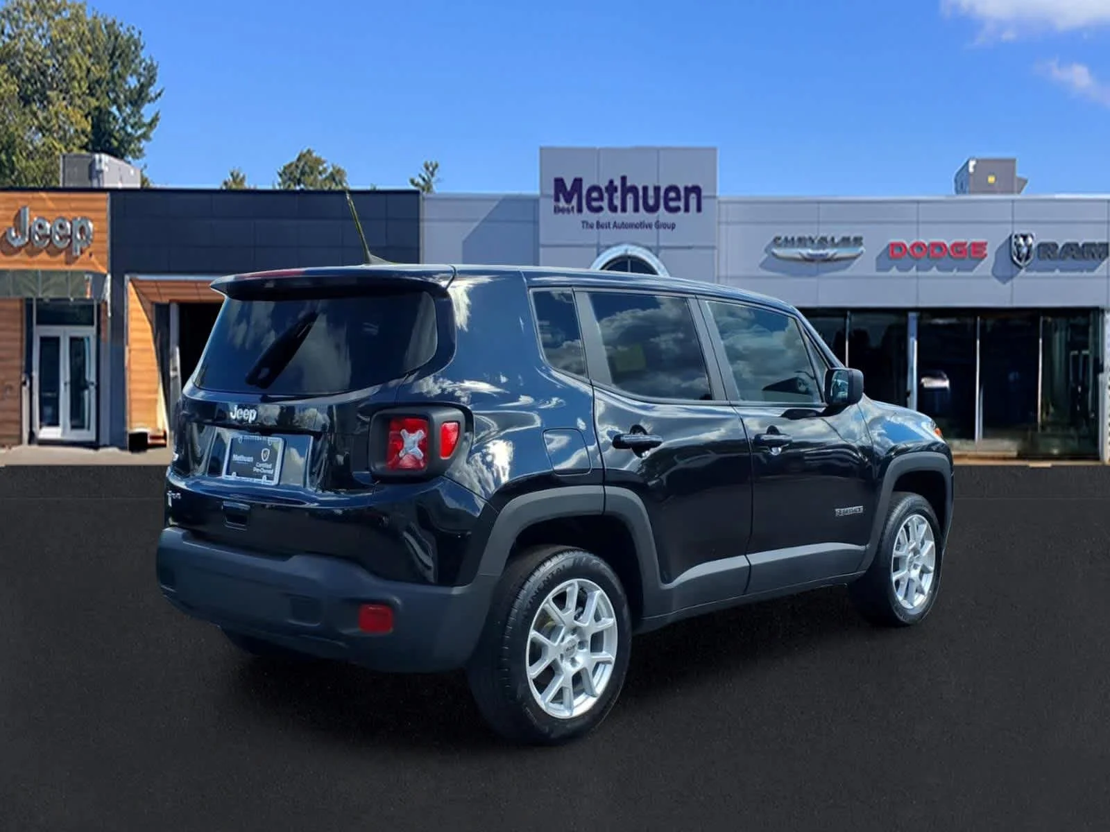 Used 2023 Black Clearcoat Jeep Latitude image 4