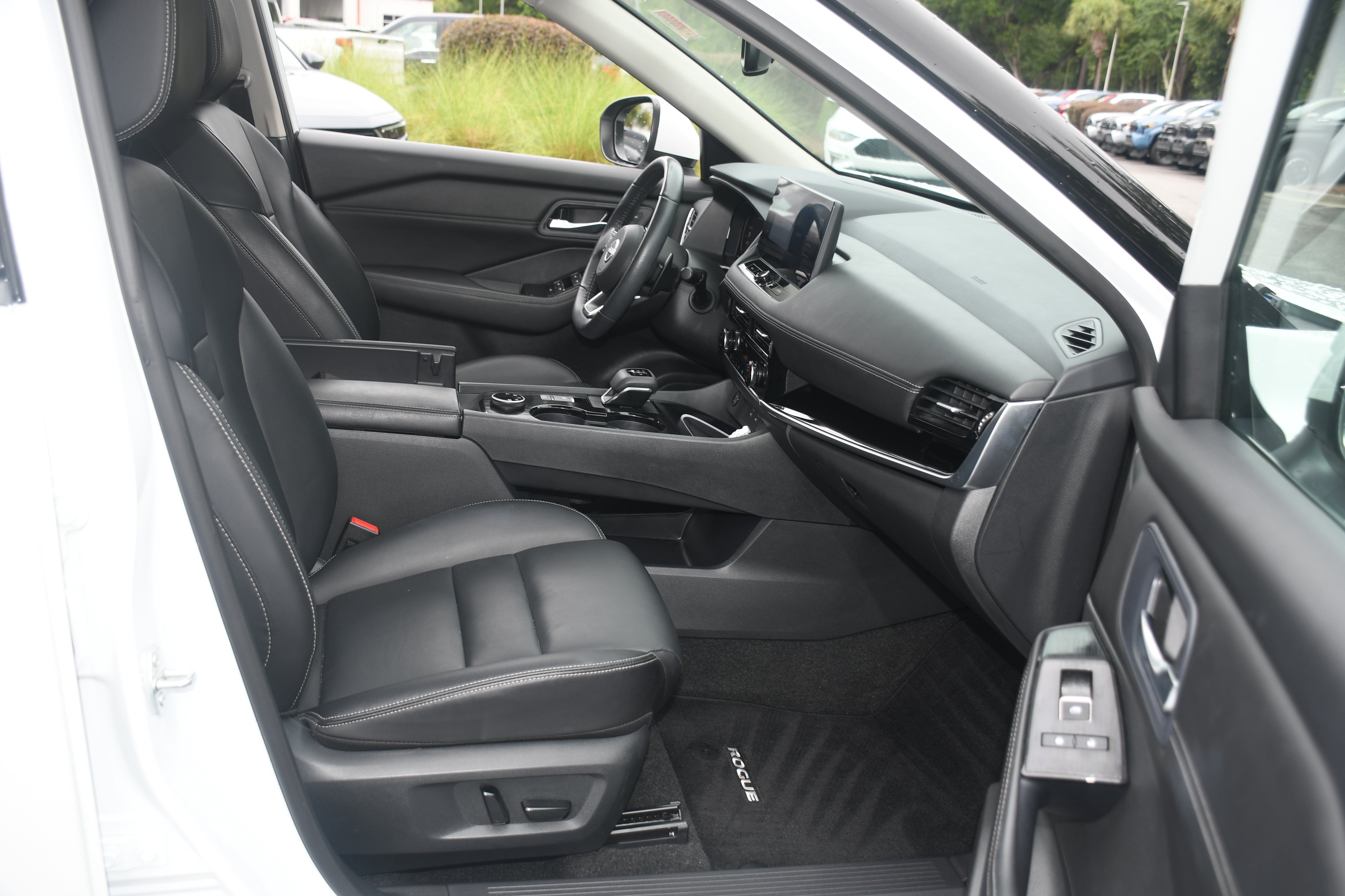 Used 2024 White Nissan SL image 21
