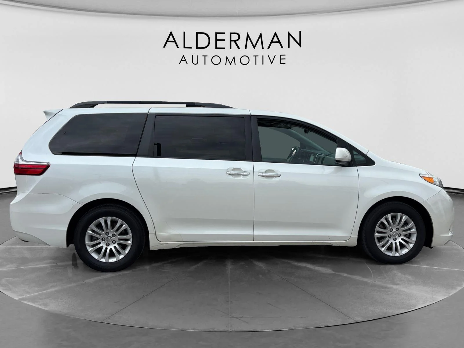 Used 2016 Blizzard Pearl Toyota XLE Premium 8-Passenger image 6