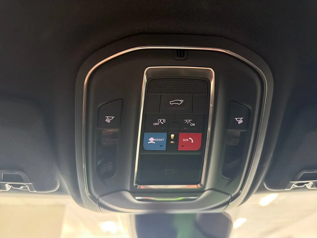 Used 2025 Diamond Black Cry Jeep Altitude image 20