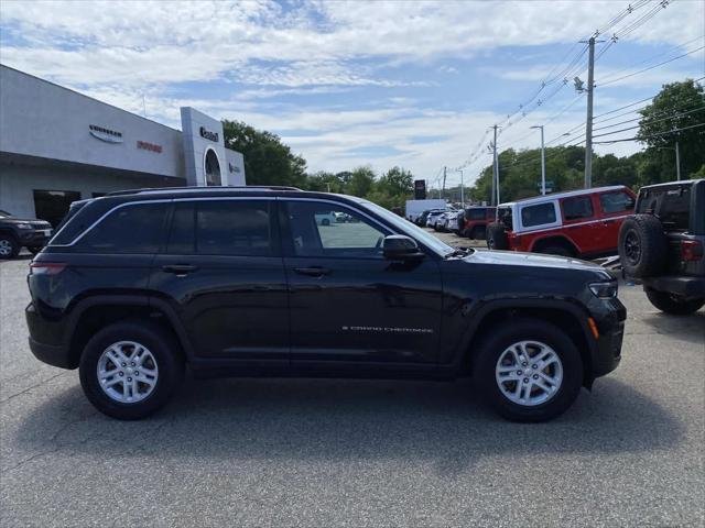 Used 2023 Diamond Black Crystal Pearlcoat Jeep Laredo image 2