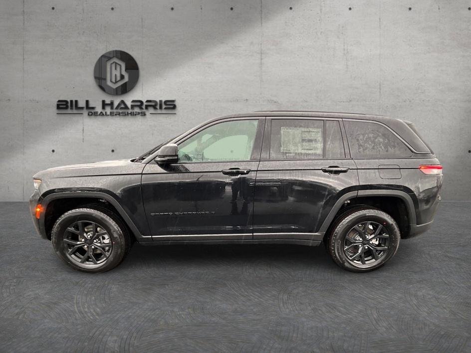 New 2026 Diamond Black Crystal Pearl-Coat Exterior Paint Jeep Laredo Altitude image 10