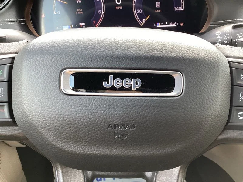 New 2026 Bright White Clear-Coat Exterior Paint Jeep Limited image 33