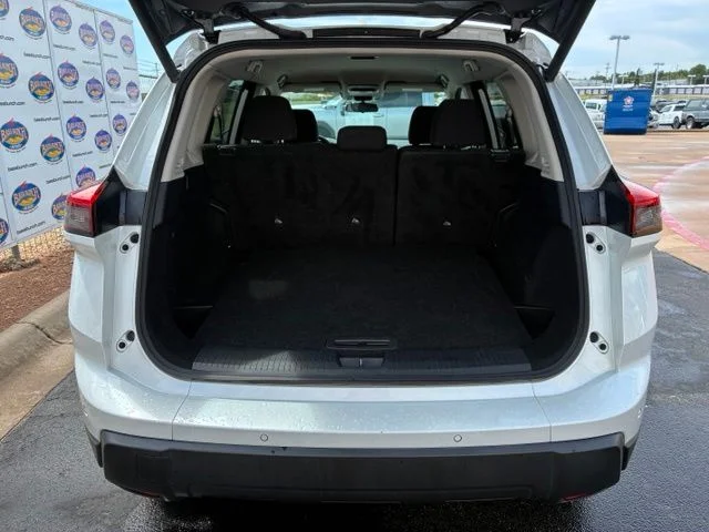 Used 2024 Everest White Pearl Nissan SV image 6