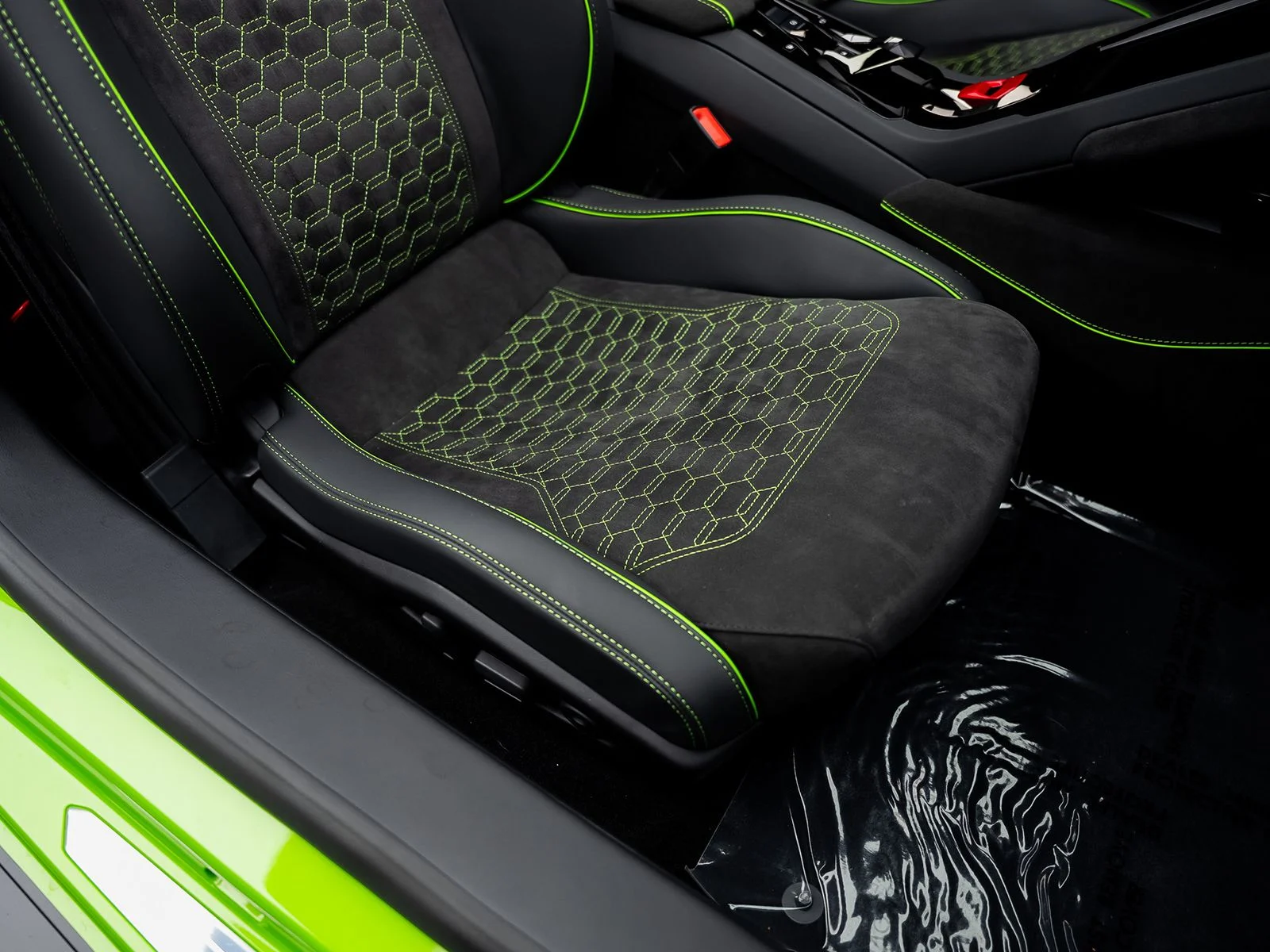 Used 2024 Green Lamborghini Base image 37