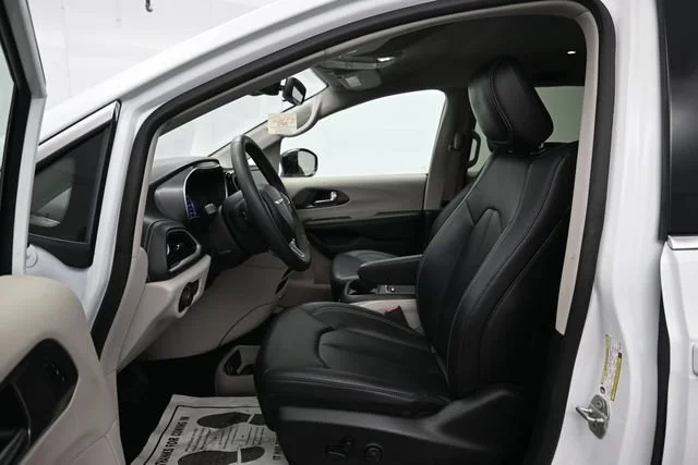 Used 2024 Bright White Clea Chrysler Hybrid Select image 10