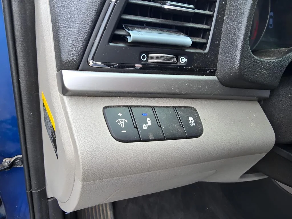 Used 2018 Lakeside Blue Hyundai SEL image 19