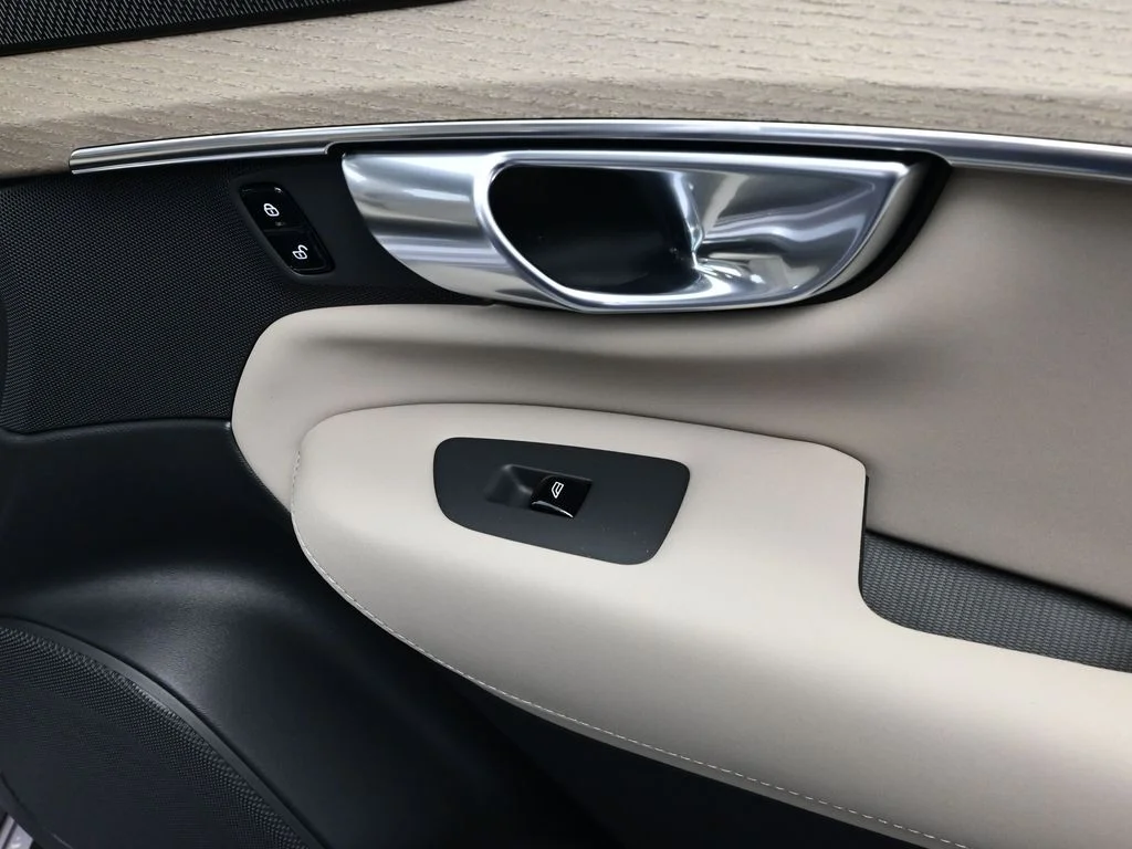 New 2026 Aurora Silver Volvo Plus image 29