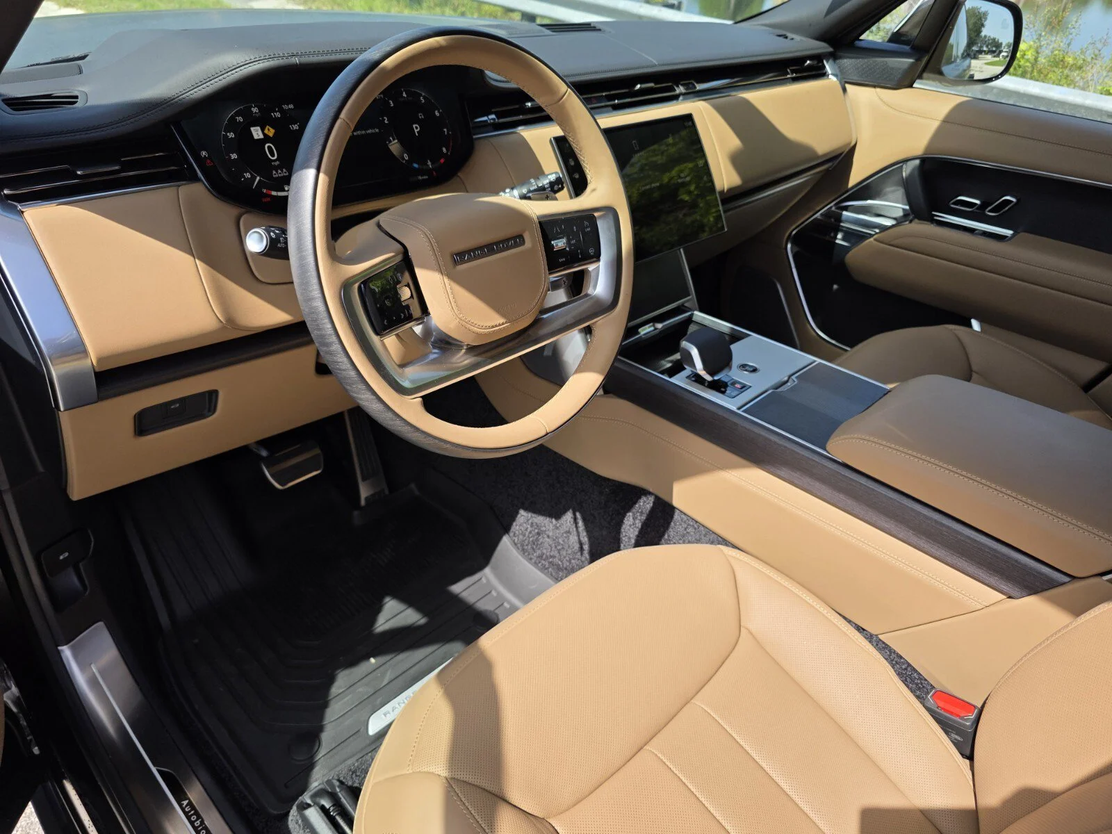 New 2026 Obsidian Black SV Bespoke Ultra Metallic Satin Land Rover P530 Autobiography image 10