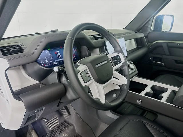 Used 2025 Green Land Rover S image 9