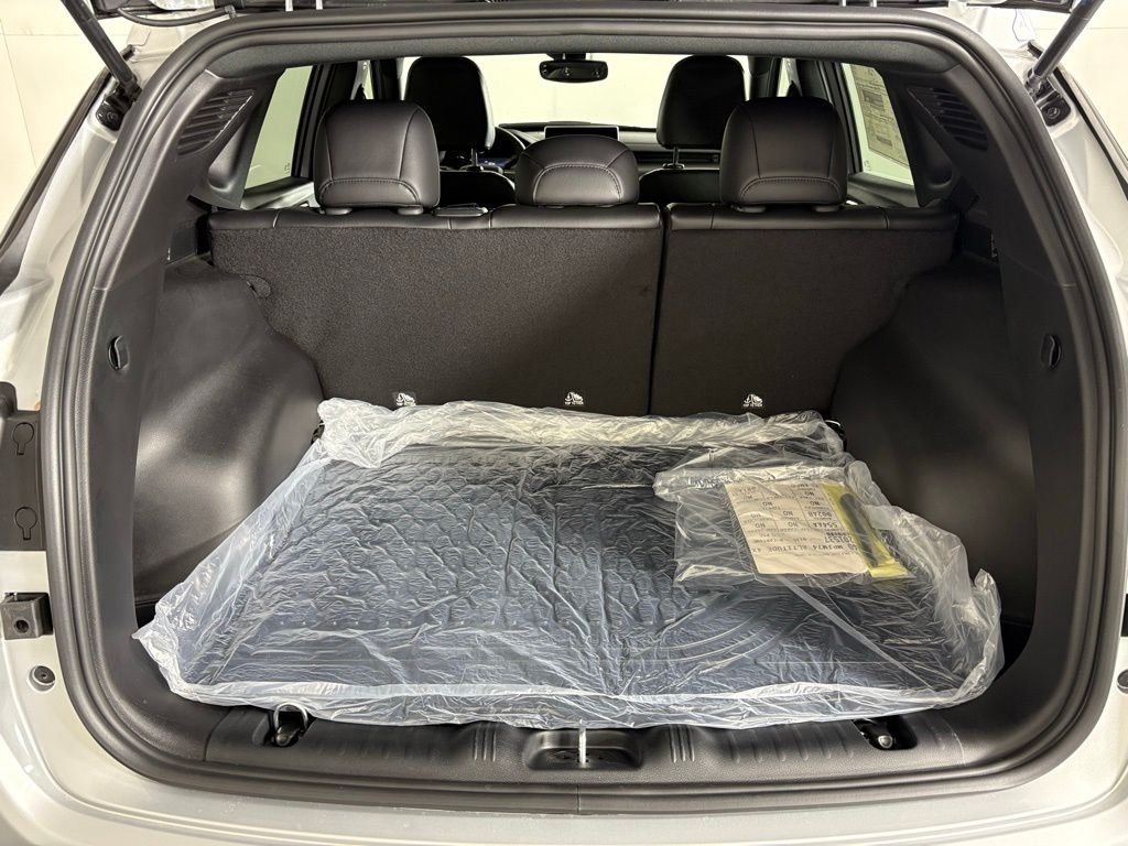 New 2026 Silver Zynith Metallic Clearcoat Jeep Latitude image 18