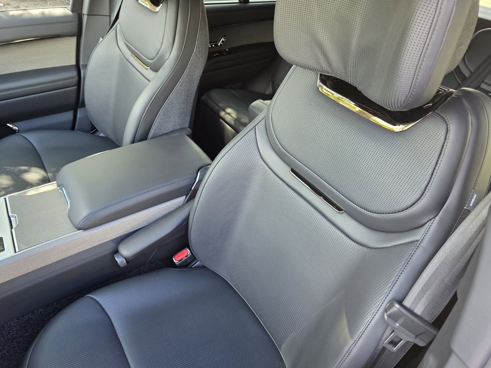 New 2026 Obsidian Black Satin LAND ROVER SV Signature Suite image 11