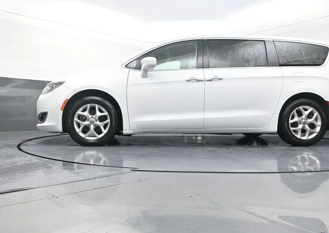 Used 2018 White Chrysler Touring Plus image 32