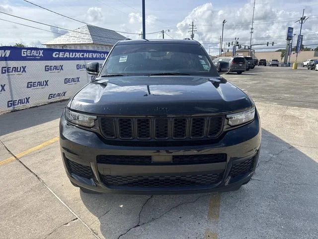 Used 2023 Black Jeep Altitude image 4