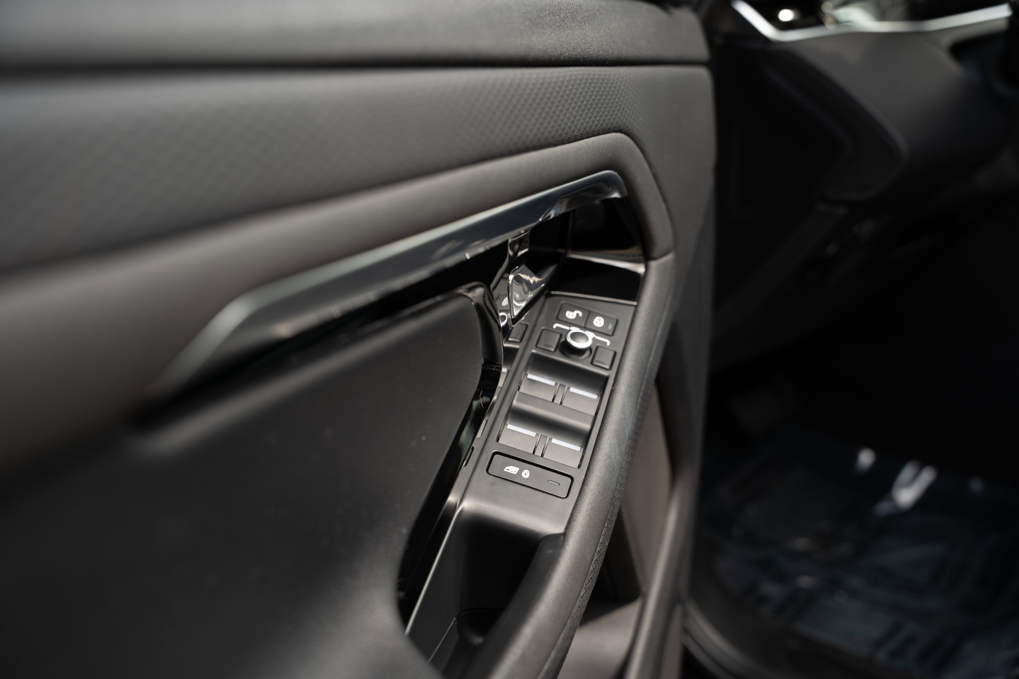 Used 2020 Santorini Black Metallic Land Rover S image 20