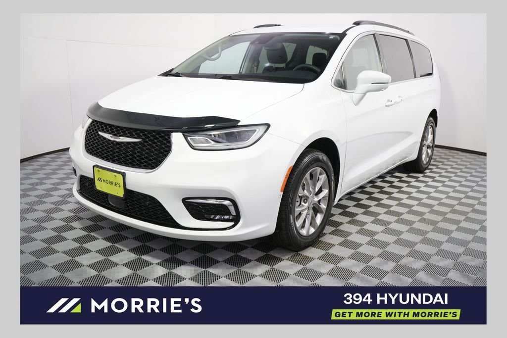2022 Chrysler Pacifica Touring L's photo