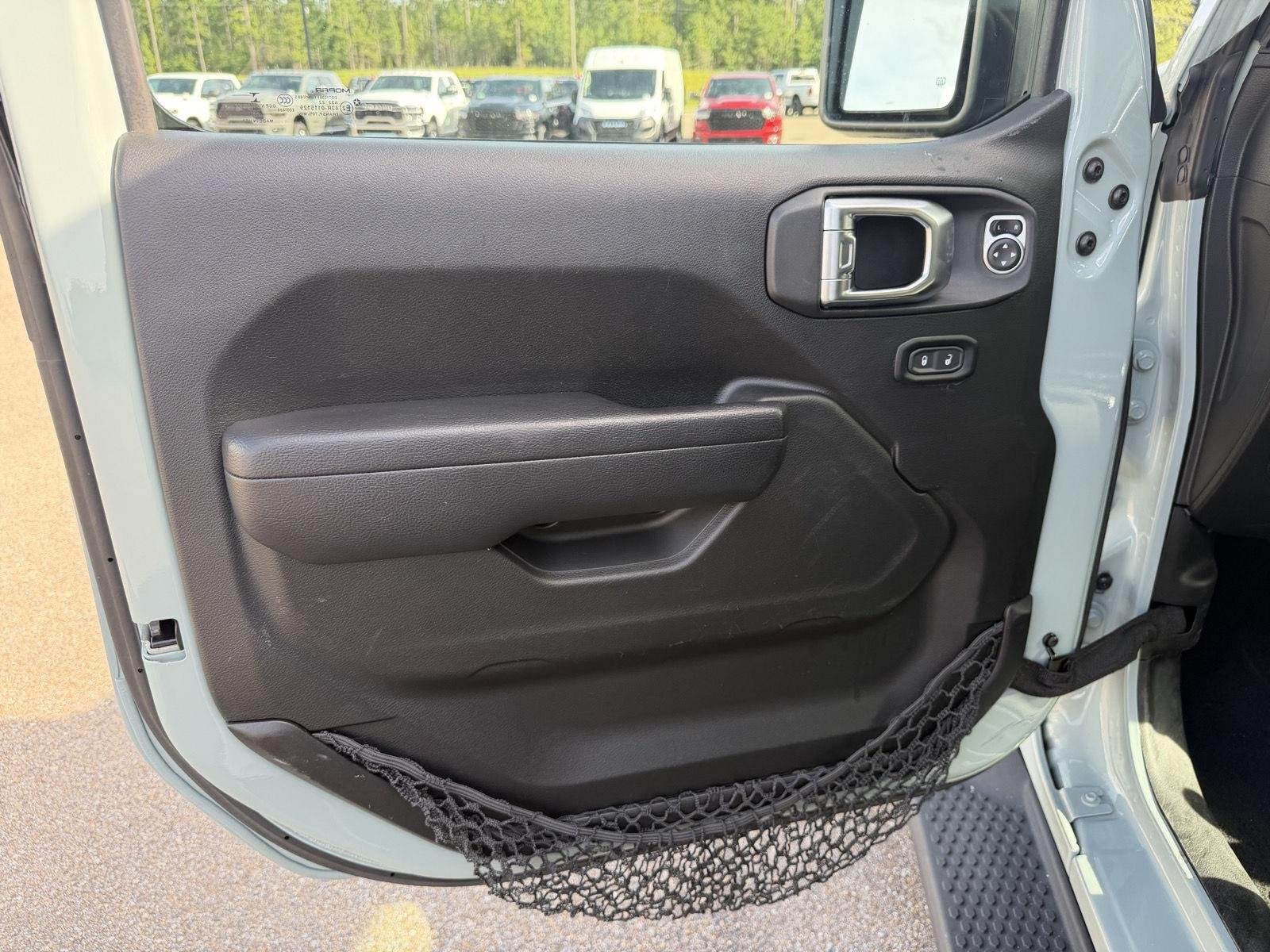 Used 2023 Earl Clearcoat Jeep Sport S image 16