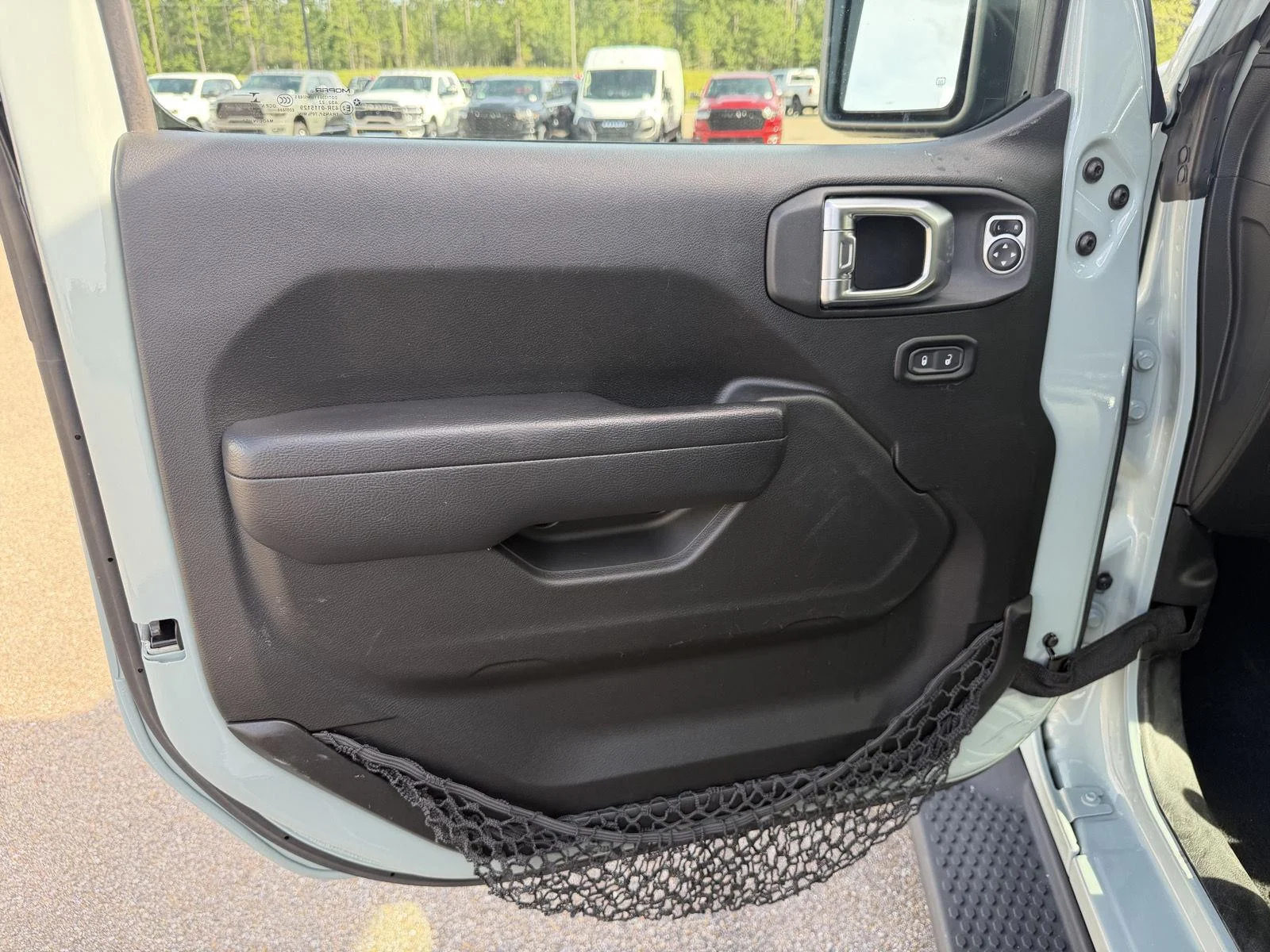 Used 2023 Earl Clearcoat Jeep Sport S image 16