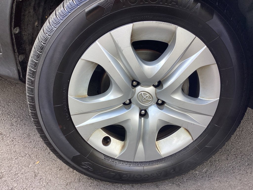 Used 2015 Gray Toyota LE image 5