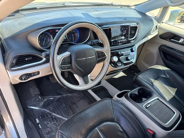 Used 2020 Silver Chrysler Limited image 12