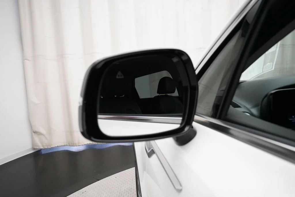 Used 2023 White Kia EX image 26