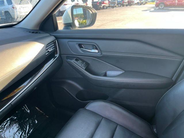 Used 2024 White Nissan SL image 25