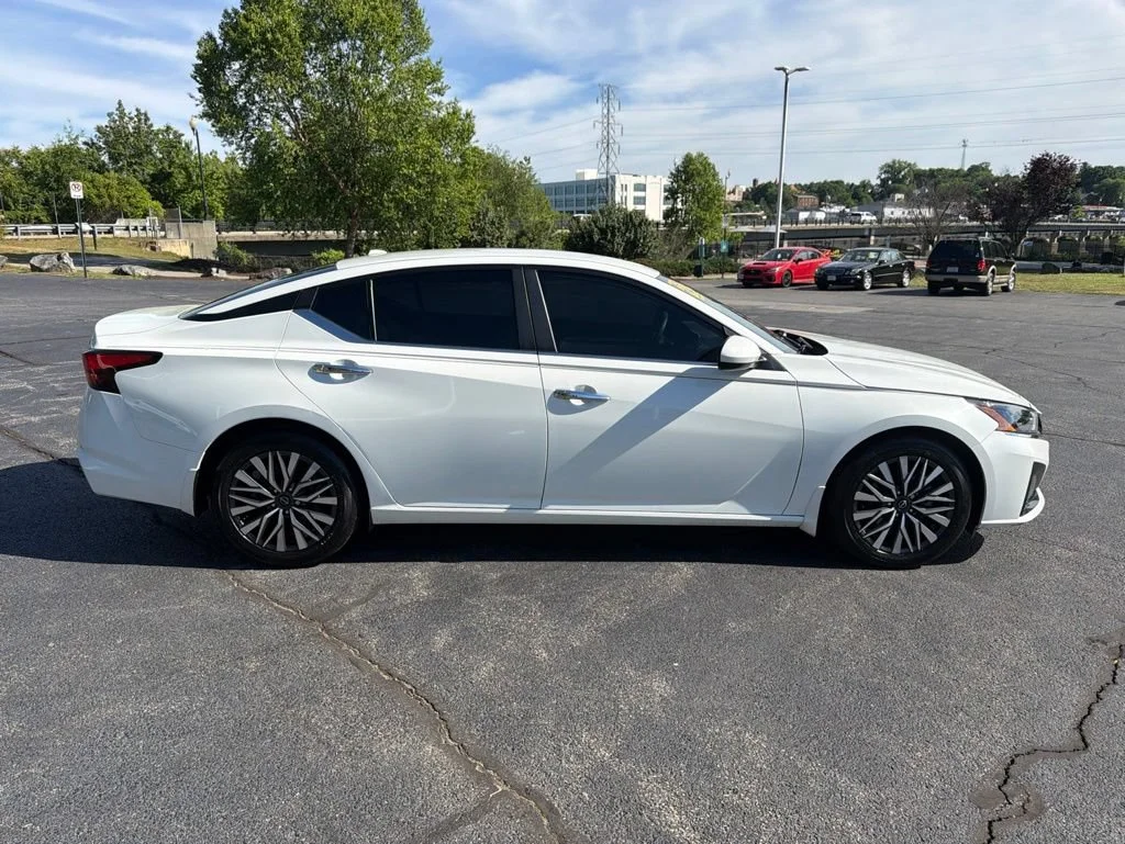 Used 2023 White Nissan 2.5 SV image 9
