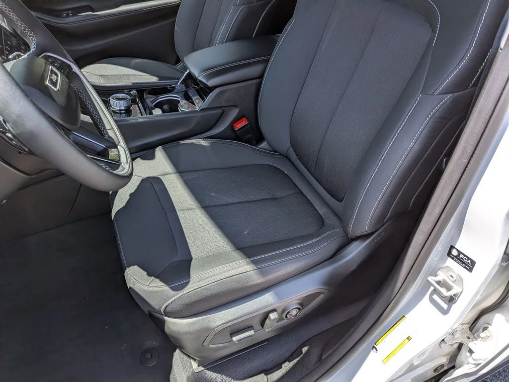 Used 2023 White Jeep Laredo image 20