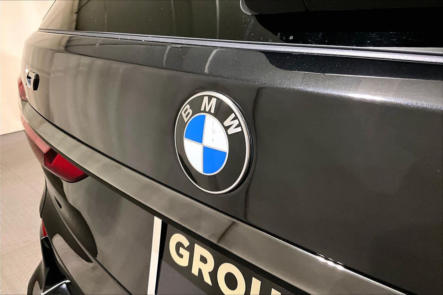 Used 2022 Black Sapphire Metallic BMW M50i image 32