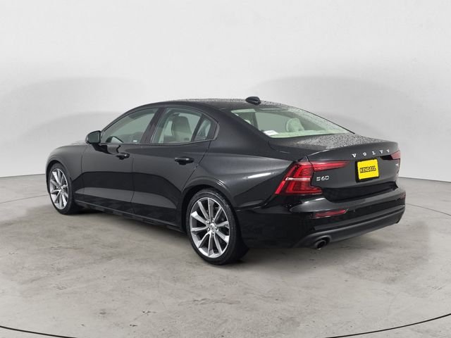 Used 2019 Black / Stone Volvo T5 Momentum image 7