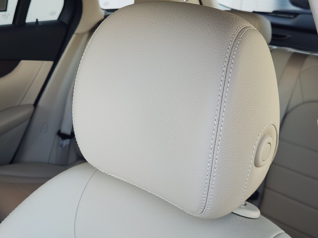 Used 2022  Mercedes-Benz GLC 300 image 25
