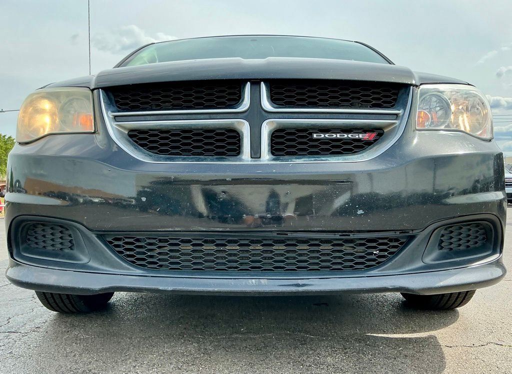 Used 2018 Black Dodge SE image 9