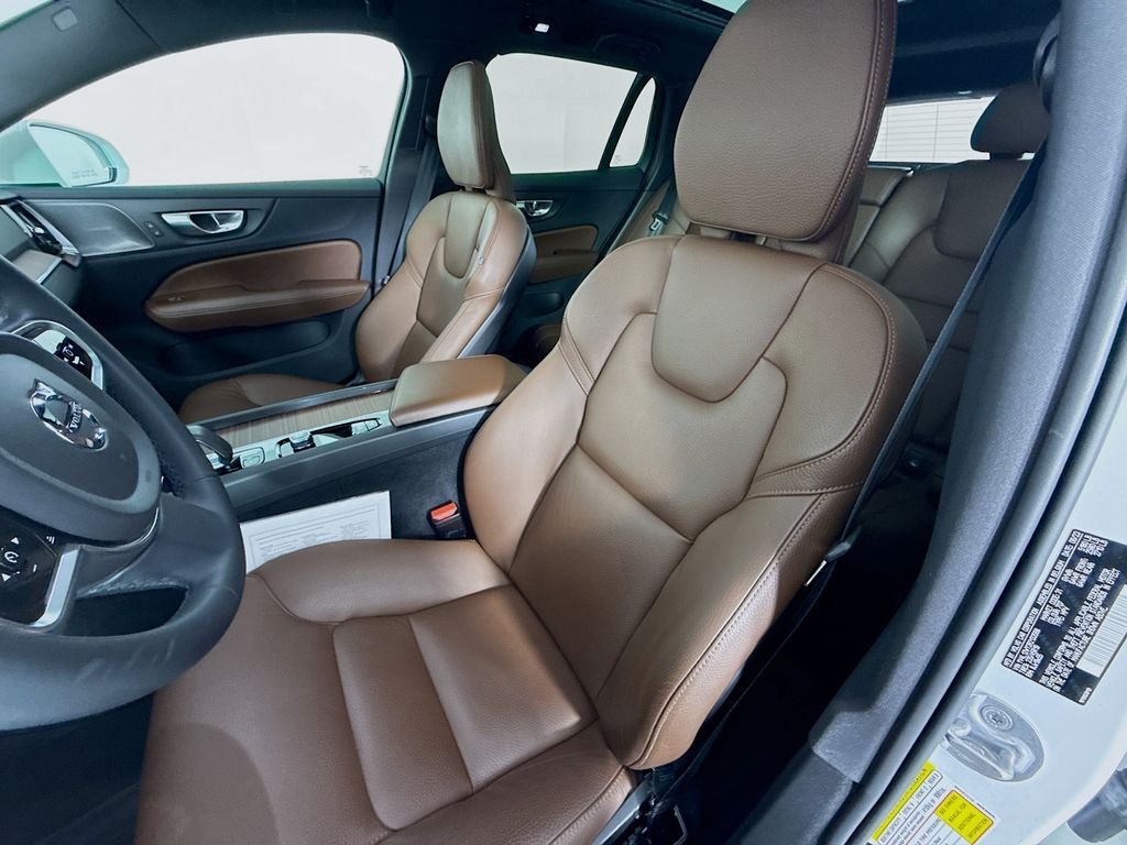 Used 2024 White Volvo B5 Plus image 5