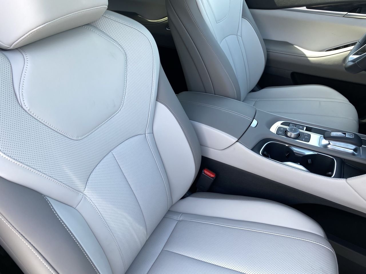 New 2027 2T RAD WHT INFINITI SPORT image 10