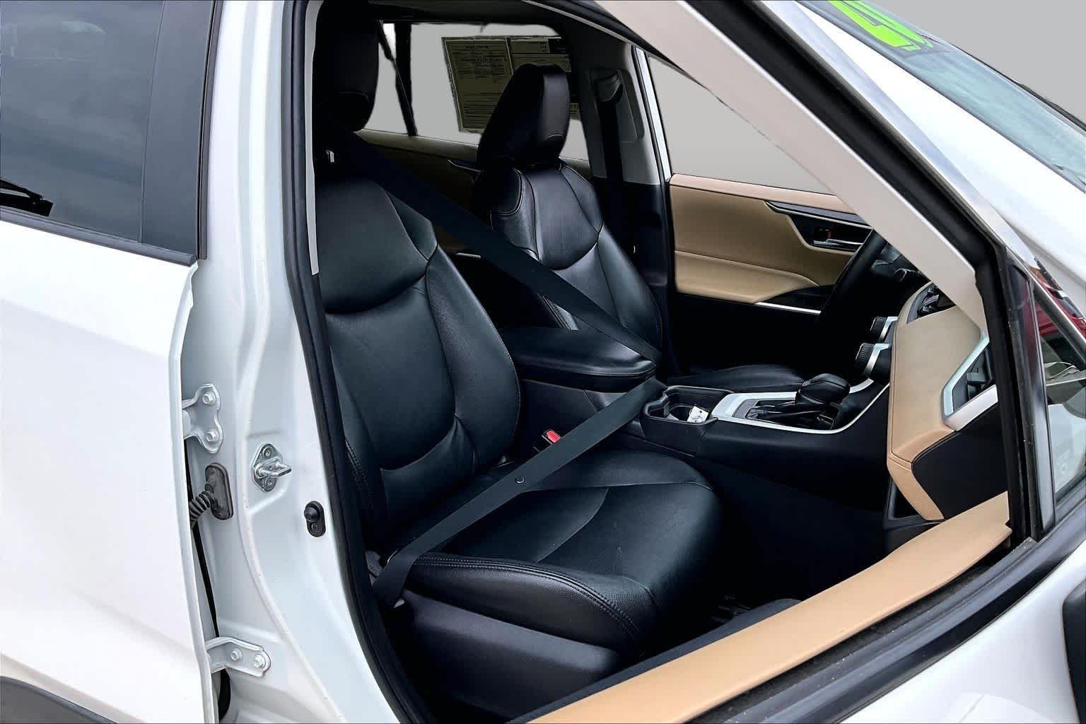 Used 2020 Super White Toyota XLE image 10