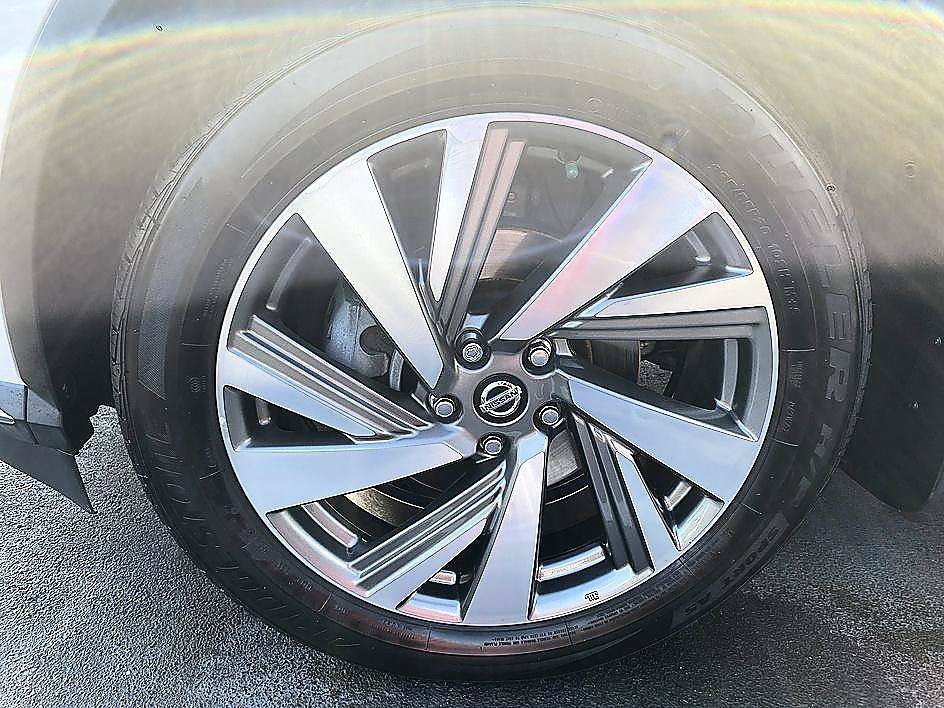 Used 2019 Pearl White Tricoat Nissan SL image 8
