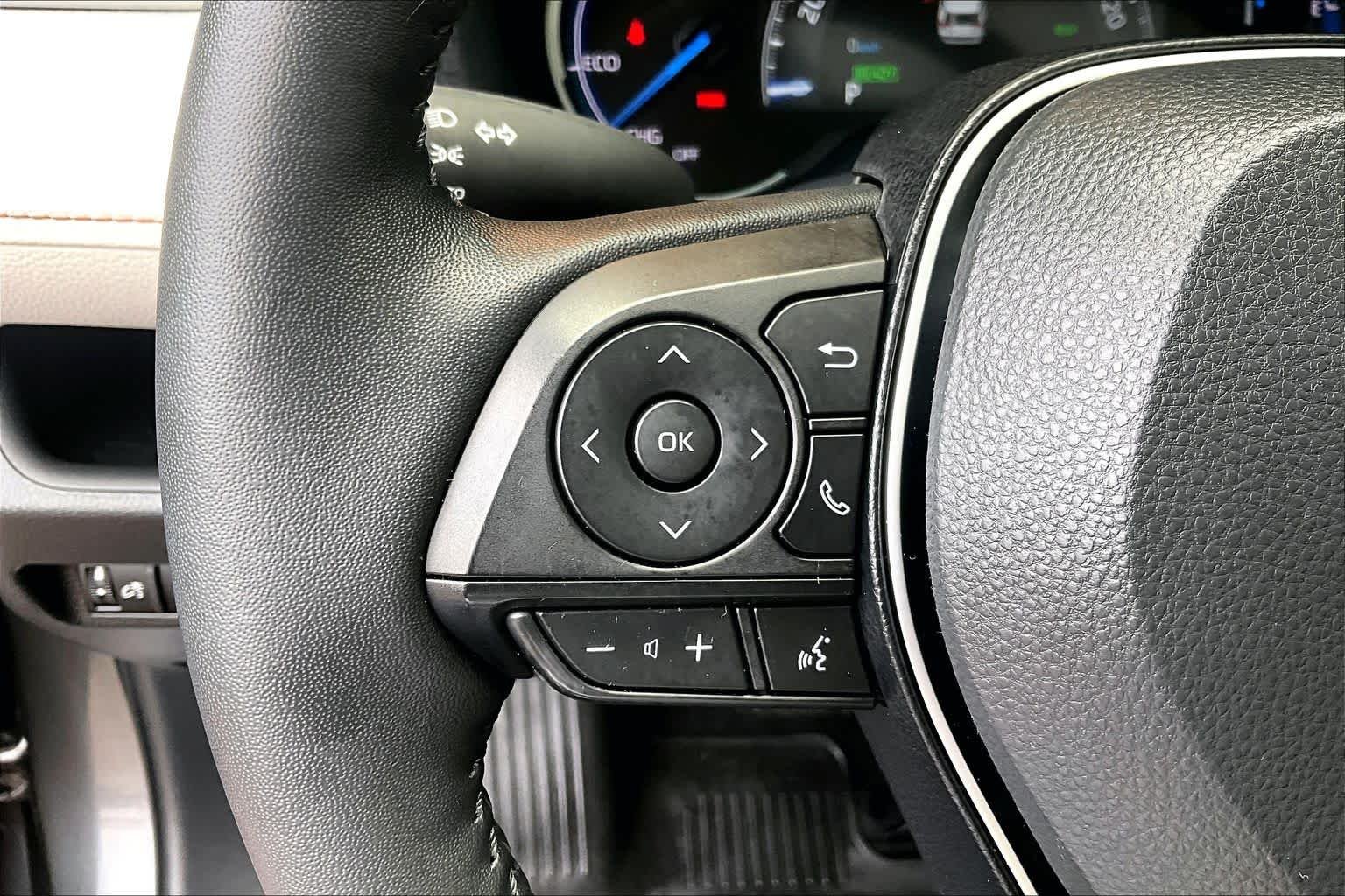 2025 Toyota RAV4 XLE - Photo 23
