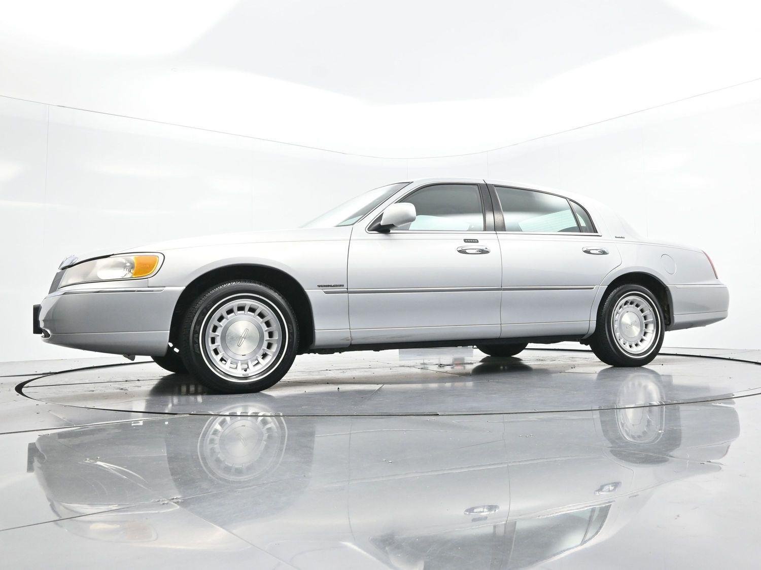Used 2000  Lincoln Executive image 38