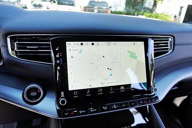 New 2026 Bright White Clear-Coat Exterior Paint Jeep Limited Altitude image 33