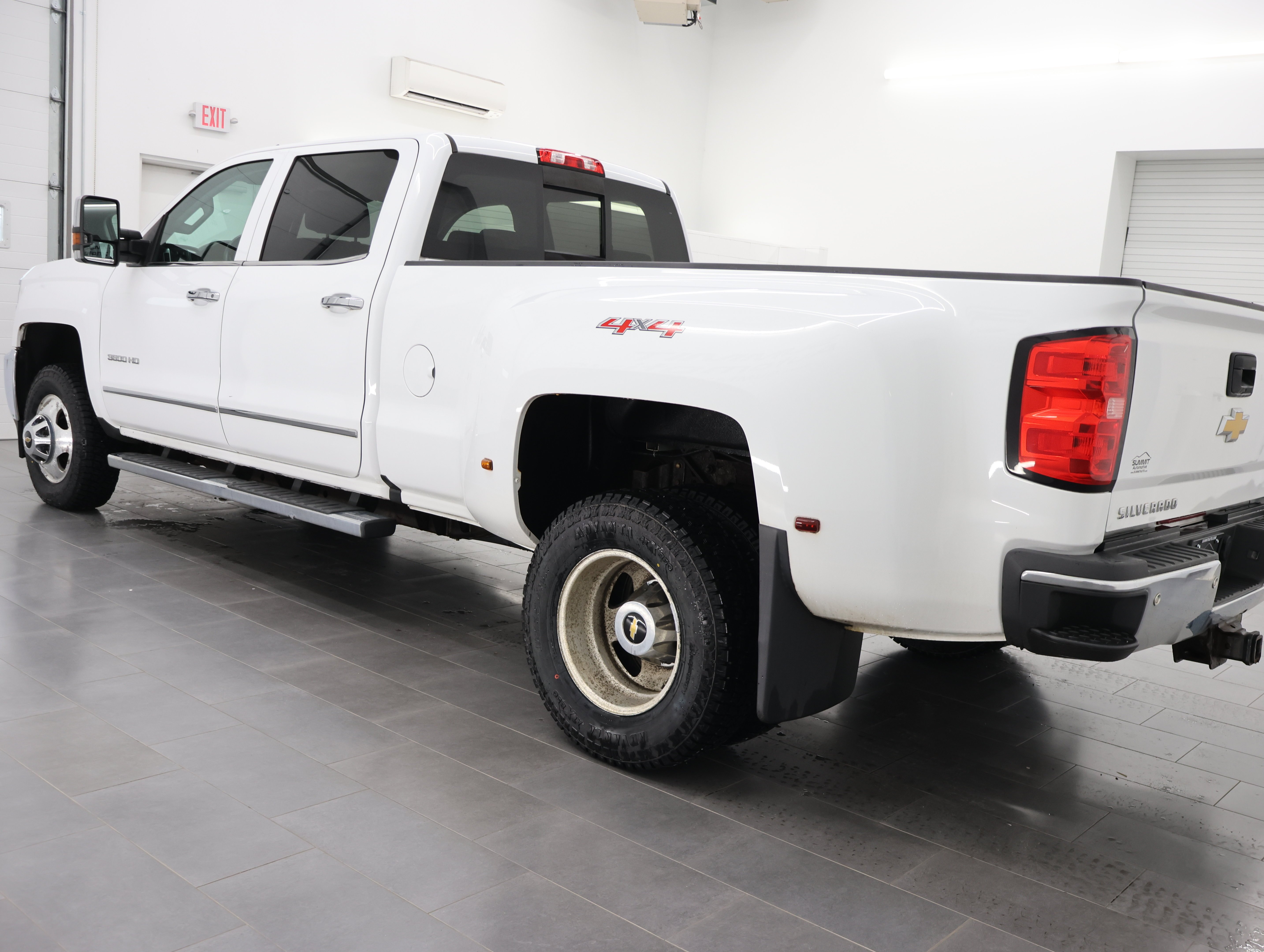 Used 2017 Summit White Chevrolet 4x4 Crew Cab LTZ DRW: CREW-LONG-DRW-LTZ-6.6L DIESEL-4WD-NAV image 6