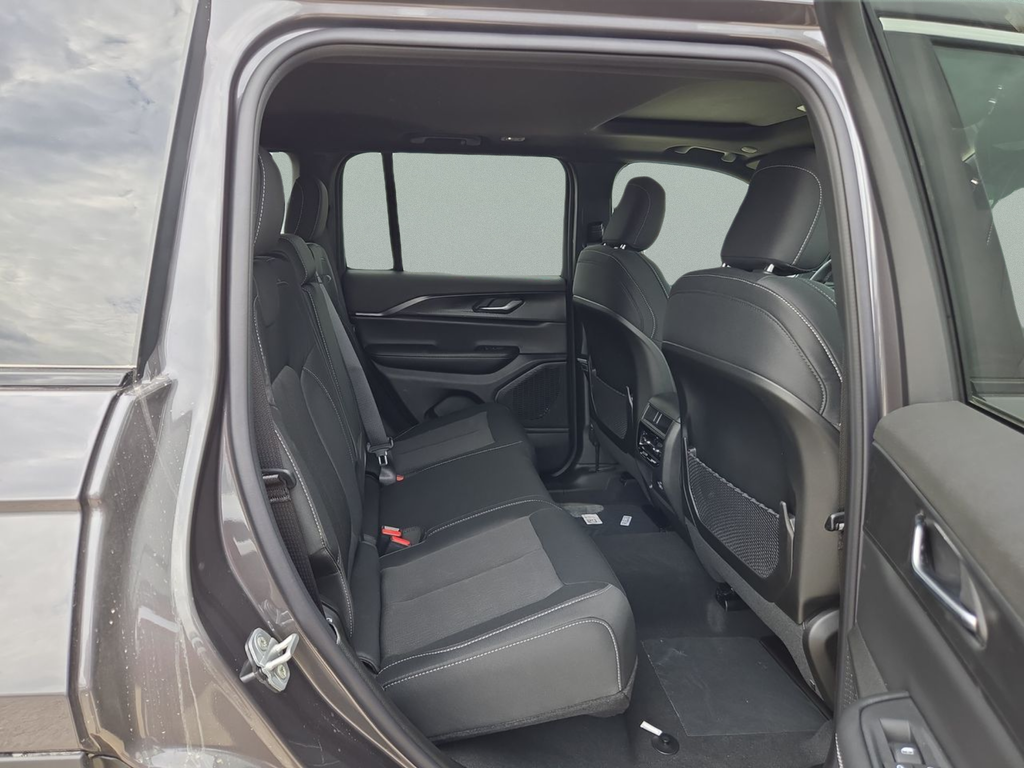 New 2025 Baltic Gray Metallic Clear-Coat Exterior Paint Jeep Laredo X image 35