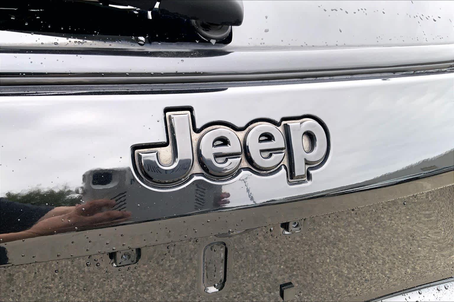 Used 2018 Diamond Black Crystal Pearlcoat Jeep Altitude image 33