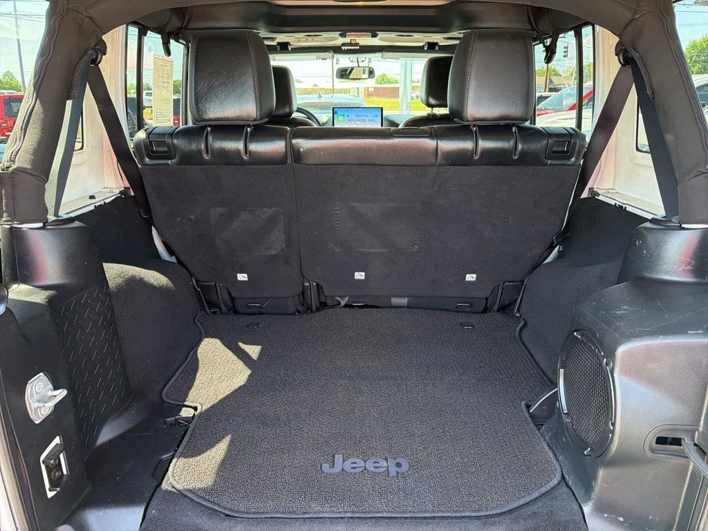 Used 2014 White Jeep Unlimited Sahara image 10