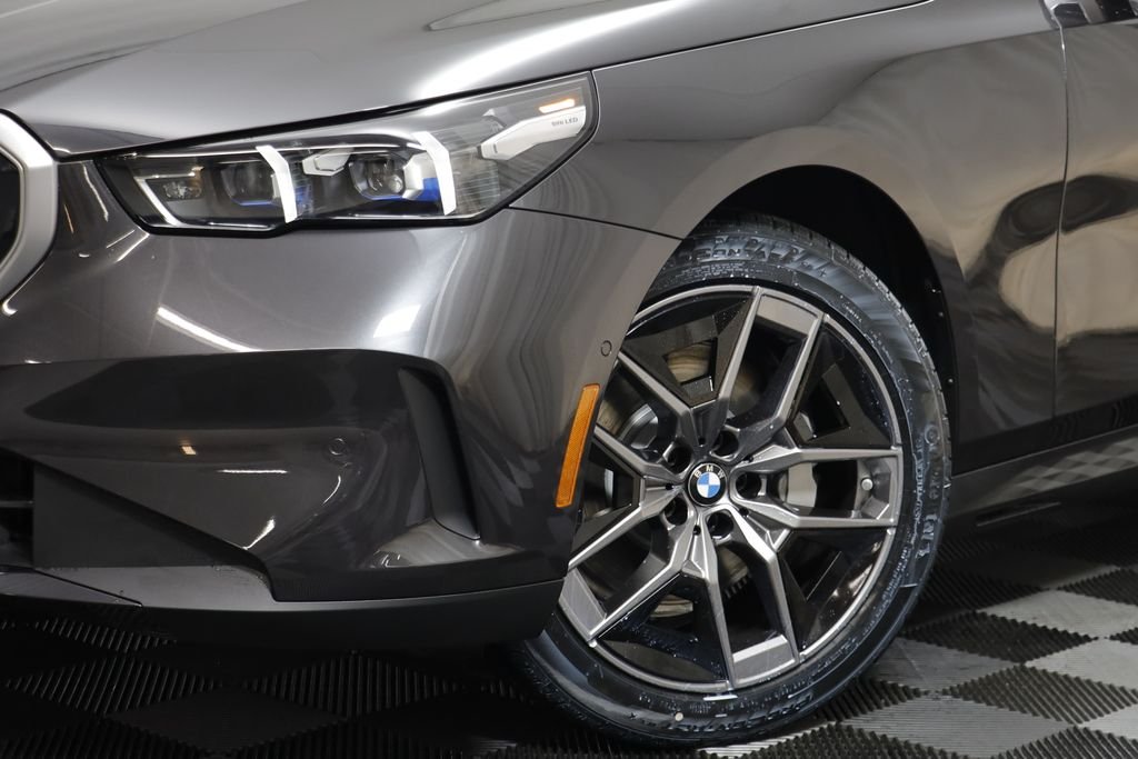 New 2026 Dark Graphite Metallic BMW 530i xDrive image 4