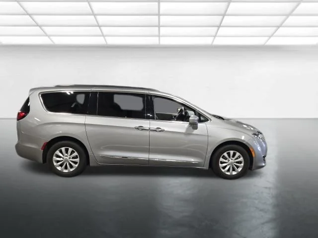 Used 2017 Silver Chrysler Touring L image 3