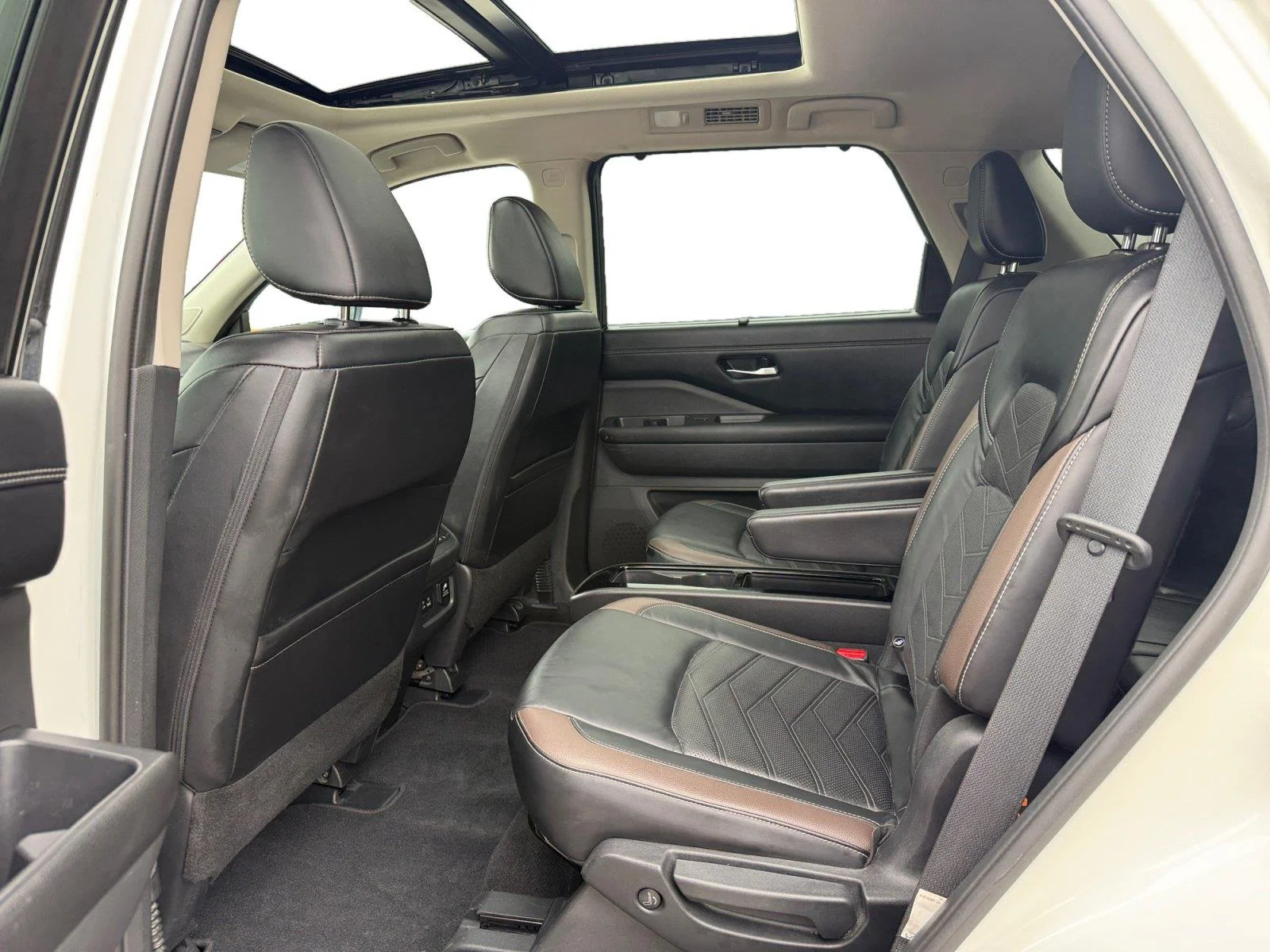 Used 2023  Nissan Platinum image 21