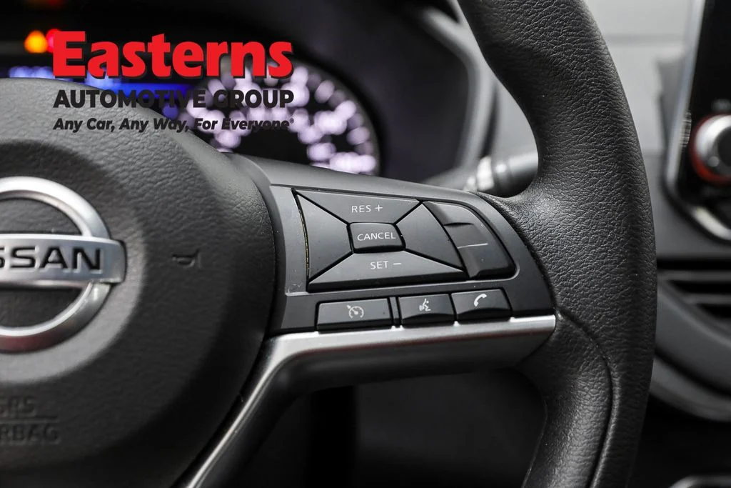 Used 2022 Red Nissan 2.5 SV image 16